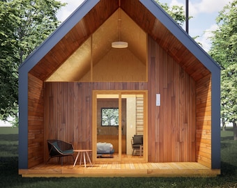Puede incluir: Una pequeña cabaña de madera con un techo azul oscuro y una terraza de madera. La cabaña tiene una ventana grande y una puerta que conduce al interior. La cabaña está rodeada de árboles.