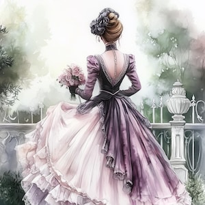 Puede incluir: Una mujer con un vestido blanco y morado con ribete de encaje se encuentra frente a una valla de hierro forjado. Lleva un ramo de rosas rosas y mira hacia otro lado de la cámara.