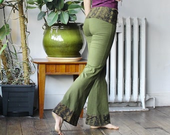 Pantalones de yoga acampanados de piel de serpiente • Cómodos leggings acampanados • Pantalones de algodón para mujer • Pantalones acampanados para festivales • Ropa Calluna