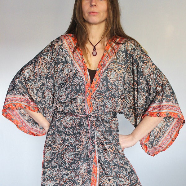 Kimono à manches évasées en soie anthracite • Kaftan festival des années 60 et 70, longue veste longue sari longue • Tunique de plage • Robe bohème cadeau de demoiselle d'honneur