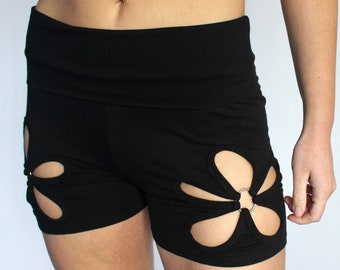 Shorts negros con botín • Hot Pants con flores trenzadas • Shorts de aro de festival para mujer • Traje de danza para espectáculo con pliegues de yoga • Ropa Calluna