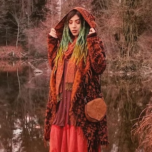 Capa Enchantment • Capa con capucha para festivales • Capa unisex con estampado de cachemira • Poncho cálido de invierno • Bufanda de lana vegana • Chal largo bohemio