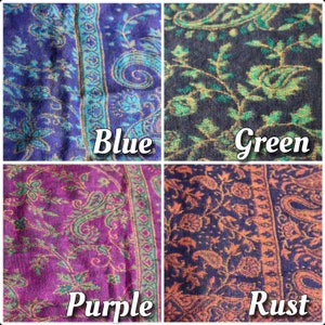 K&ouml;nnte beinhalten: Vier Stoffmuster in verschiedenen Farben und Mustern. Die Muster sind blau mit einem goldenen Paisley-Muster, gr&uuml;n mit einem goldenen Paisley-Muster, lila mit einem goldenen Paisley-Muster und rostfarben mit einem goldenen Paisley-Muster.