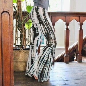 Stylish slight stretch 2 color lattice printing bell-bottoms