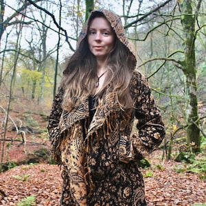 Capa Enchantment • Capa con capucha para festivales • Capa unisex con estampado de cachemira • Poncho cálido de invierno • Bufanda de lana vegana • Chal largo bohemio