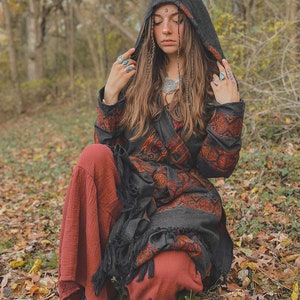 Geometrischer Kapuzen Mantel Boho Unisex Schamanischer Umhang Warme Decke Schal Schal Poncho Schal für Frauen Lange Festival erdige Jacke Charcoal