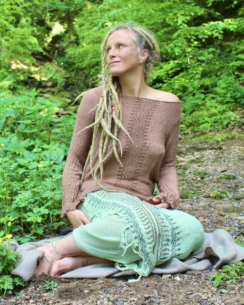 Topp med blockmönster i naturlig bomull • Långärmad tribaltopp med Devi-motiv • Sommarblus för kvinnor • Jordnära, naturliga kläder • Festivalkläder i linne • Calluna Brown