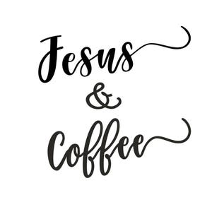 以下が含まれることがあります： 「イエス＆コーヒー」と書かれた白黒のカリグラフィーテキストです。