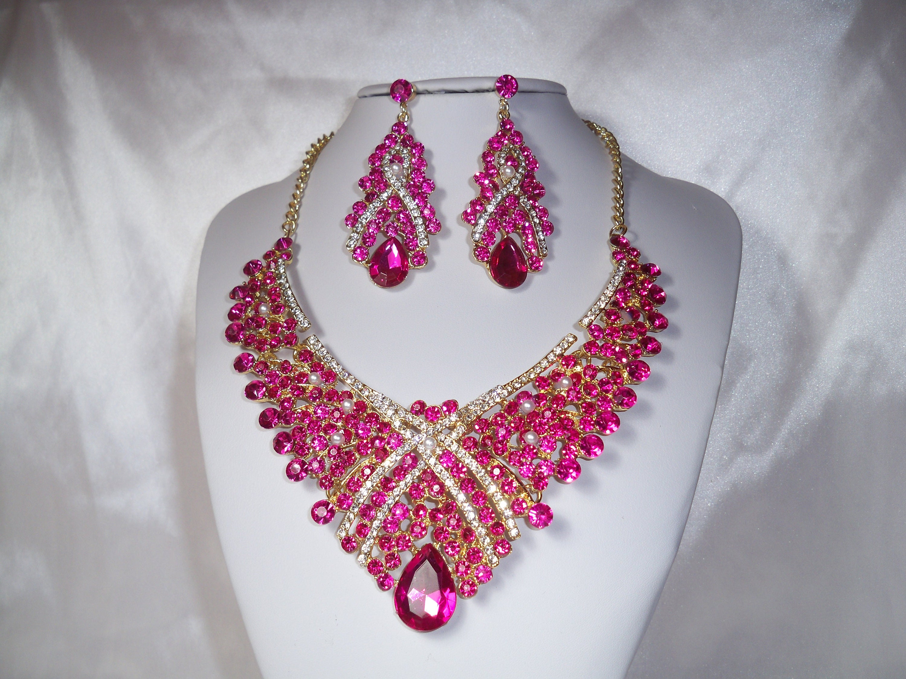 Odette Women Pink Choker Jewellery Set