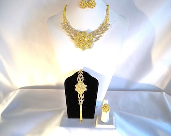 Conjunto de collar con diamantes de imitación y flores doradas: joyería nupcial para graduación
