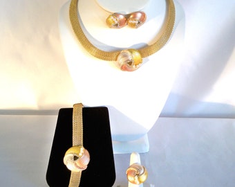 Conjunto de joyas de diamantes de imitación tricolor: collar, pendientes, pulsera y anillo de novia.