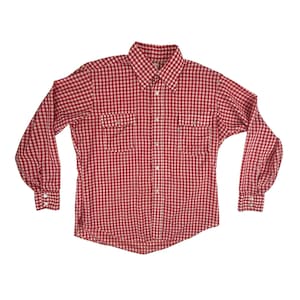 Op de afbeelding: Een rood-wit geruit overhemd met lange mouwen en twee borstzakken.
