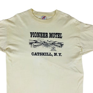Vintage 80s Travel Tee Men&#39;s XL Pioneer Motel Catskills NY Graphic T-Shirt Yellow