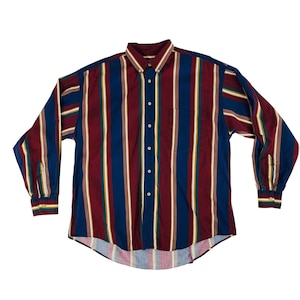 Puede incluir: Una camisa de manga larga con botones y rayas verticales en tonos de rojo, azul, marrón y verde.