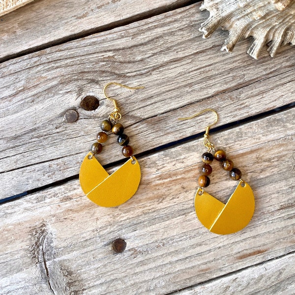 Boucles d’oreilles Zania en cuir jaune moutarde, et perles oeil de tigre.