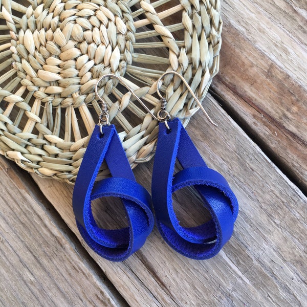 Boucles d'oreilles Nouées en cuir bleu vif, bleu roi, crochets argent 925.