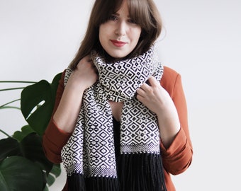 Écharpe tissée à la main noire et écru, style bohème, châle doux, wrap bohème d'hiver, laine d'alpaga