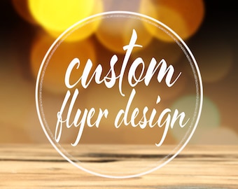 Op de afbeelding: Een witte cirkel met de tekst "custom flyer design" in een wit cursief lettertype op een wazige achtergrond van gele en bruine bokeh-lichten.