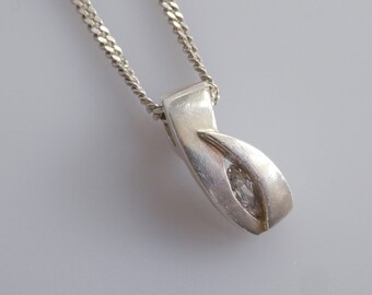Vintage Danish Guld og Sølv Design silver and zirconia loop pendant with a silver chain necklace