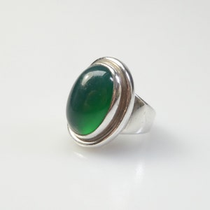 Georg Jensen oval green chrysoprase and sterling silver ring designed by Harald Nielsen, Danish, model no. 46A, London import mark for 1978
