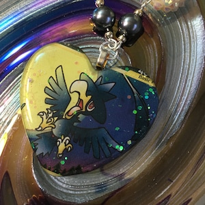 Murkrow Pokemon Collier de résine - Upcycled Pokemon TCG