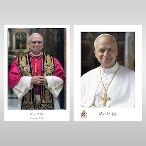 Op de afbeelding: Twee portretfoto's van religieuze figuren. De linker afbeelding toont een man in een roze gewaad met gouden borduursels, en de rechter afbeelding toont een man in een wit gewaad met een gouden kruisketting. Beide afbeeldingen hebben tekst onderaan.