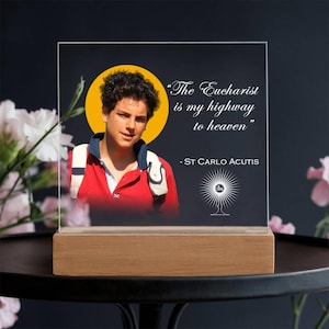 以下が含まれることがあります： 木製の台座にセットされた、若い男性の肖像画と黄色の後光が特徴の透明なアクリル板。 プレートには、聖カルロ・アキューティスの引用「聖体拝領は私の天国へのハイウェイ」が含まれています。