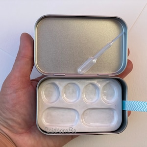 Ceramic watercolor palette in the tin. 6 wells, style A