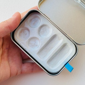 Ceramic watercolor palette in the tin. 6 wells, style B.