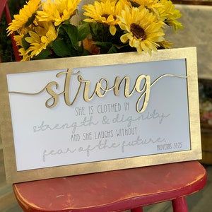 Proverbios 31:25 Ella está vestida de fuerza y dignidad SVG archivo láser corte madera signo Glowforge Girl Power