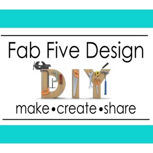 Op de afbeelding: Een logo voor Fab Five Design DIY met het woord "DIY" gemaakt van hout met gereedschap dat in de letters is ingebed. De tekst "make.create.share" staat onder het logo.
