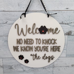 Bienvenido No hay necesidad de llamar Sabemos que estás aquí El perro Colgador de la puerta SVG Laser Ready File