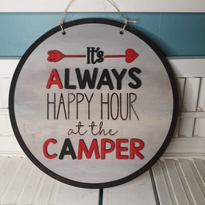 It's Always Happy Hour at the Camper SVG Laser Ready-bestand Ronde deurhanger Kamperen