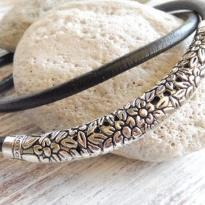 Lederhalskette *3,5 ~ Blümchen Röhre ~ antiksilber ~ schwarzes Echtleder ~ Blumen ~ Lederschmuck