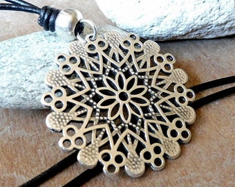 Adjustable leather chain ~ flowers ~ silver plated ~ zamak ~ simple ~ leather jewelry