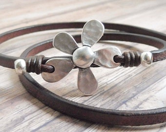 Leather necklace ~ flower ~ silver plated ~ zamak ~ simple ~ leather jewelry