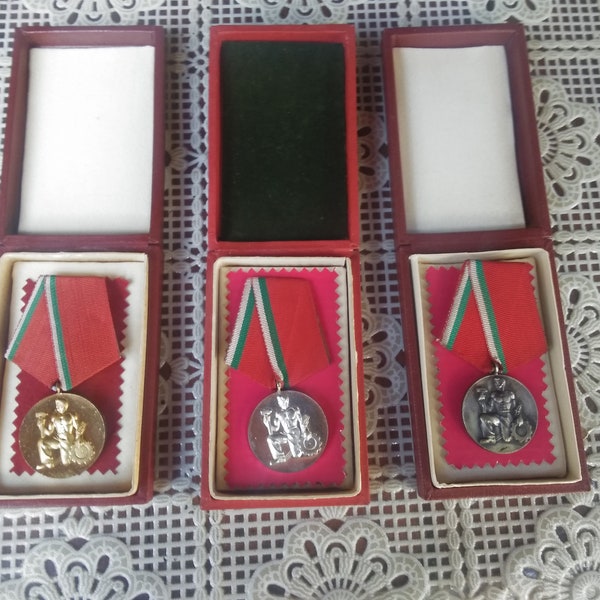 Set Medailles van socialistische arbeid - 3 oude communistische werk badges - Bulgaarse Collectible Medailles - Originele medailles goud, zilver en brons