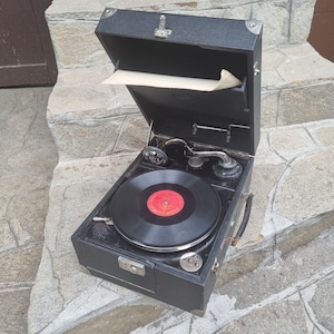 Tourne-disque vintage, gramophone antique, platine, platine vinyle antique  rare, Gramophone avec entonnoir intégré, vieux tourne-disque portable -   France