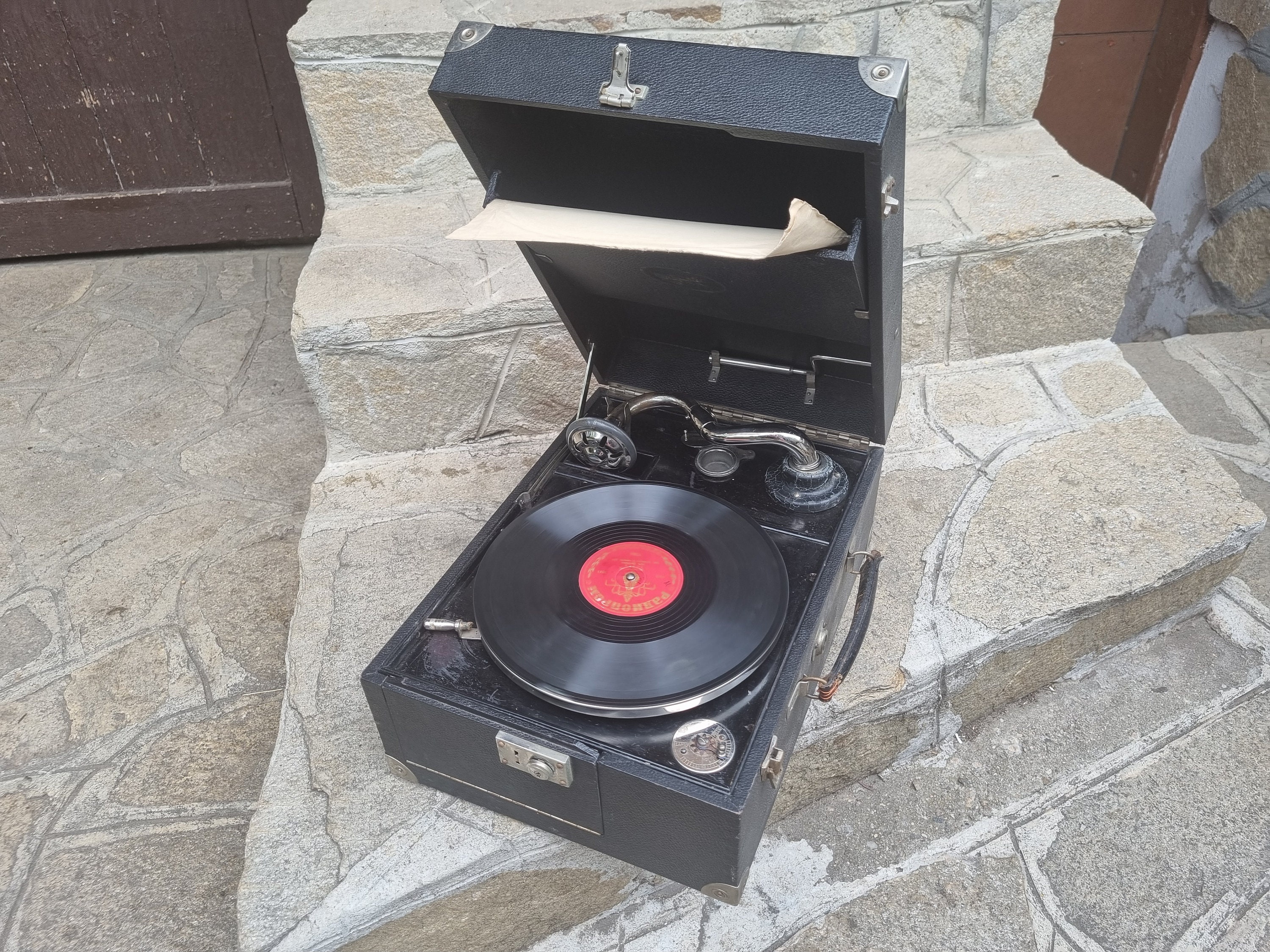 Gramophone Vintage Et Classique Isolé Sur Blanc. Tracé De