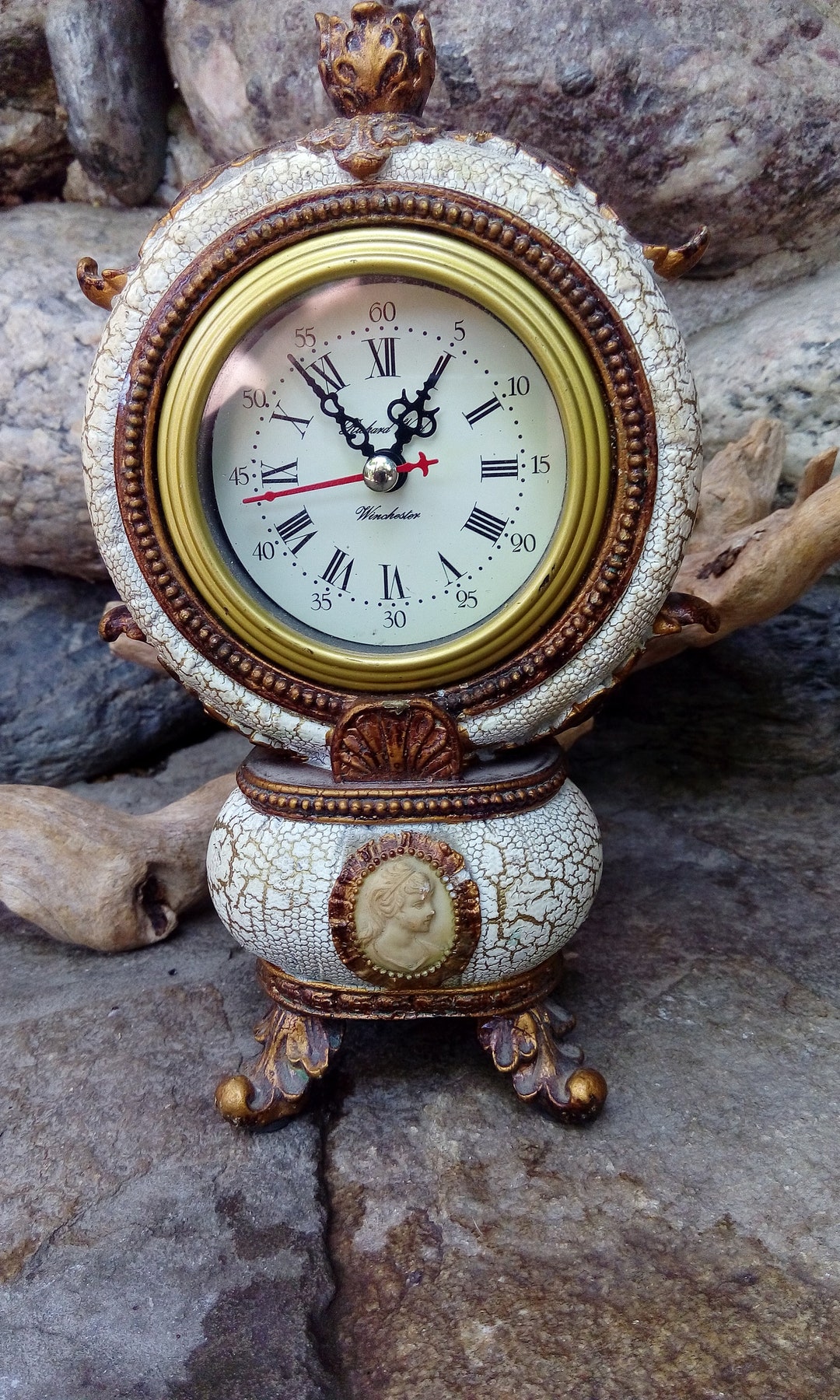 Vintage Quartz Clock Little Clock in Antique Style Retro Quartz Watch