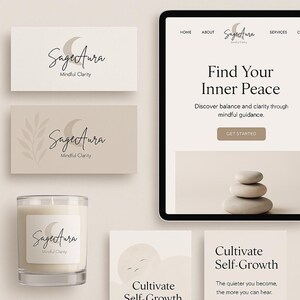 Op de afbeelding: SageAura Mindful Clarity branding met een website mockup, visitekaartjes en een kaars. De website heeft een kalmerend kleurenschema en een call-to-action om "Aan de slag te gaan". De visitekaartjes hebben een halve maan en een bladontwerp. De kaars is van helder glas met een wit label en dezelfde branding.