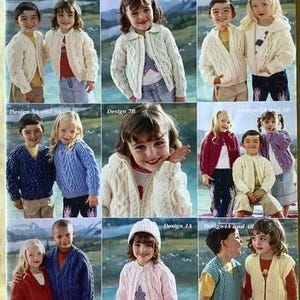 Könnte beinhalten: Eine Seite aus einem Strickmusterbuch mit acht traditionellen Designs. Die Designs umfassen Zopfmuster-Pullover und -Jacken für Kinder in verschiedenen Farben, darunter Weiß, Blau und Rosa.