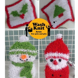Op de afbeelding: Een verzameling handgebreide washandjes met feestelijke ontwerpen. Inclusief een sneeuwpop, een kerstman en twee vierkante doeken met kerstboom- en hulstpatronen. De doeken zijn wit met rode en groene accenten.