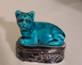 Vintage Chinese Mud Cat Ceramic Figurine Turquoise On Purple Pedestal *Rare*