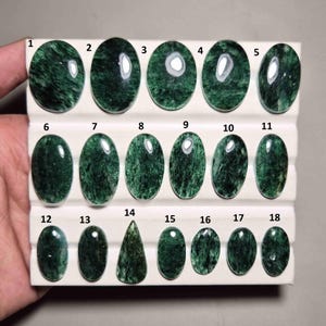 Gema solta de aventurina verde de excelente qualidade, em cabochão, ideal para confecção de joias. Preço de atacado para designers. Pedra nº 991.