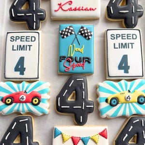 Need FOUR Speedのパーソナライズされた4歳の誕生日クッキー、レーシングカーパーティーの記念品、男の子の誕生日パーティーのお菓子、食べられる記念品、ゲストへの感謝の贈り物