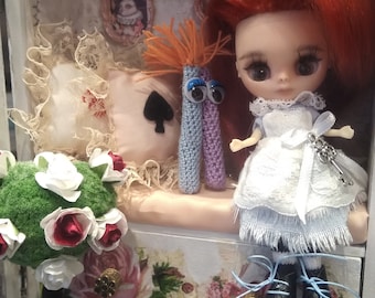 Vendu! Exemple d’inscription personnalisée. Contactez-moi pour plus de détails.  Petite poupée Blythe avec la maison de boîte Alice au pays des merveilles