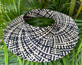 Sombrero Lauhala bicolor blanco y negro estilo "hawaiano" // Sombrero sin corona // Sombrero para el sol de paja tejida // Pāpale // Sombrero de hoja de palma