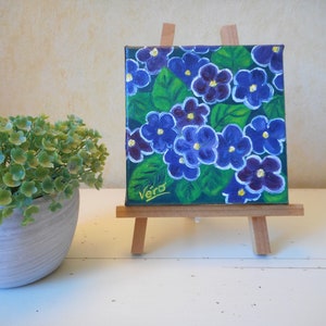 Kleine afbeelding van blauwe bloemen van saintpaulia in olieverf op canvas mini formaat