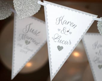 Banderines de boda personalizados: banderín plateado con el texto "Mr & Mrs" y guirnalda de corazones de 2 m. A medida.